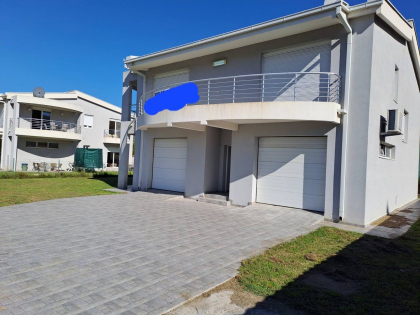 House For Sale, Polje